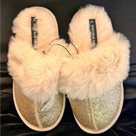 2 Pairs of BNWT Slippers Glittery Gold and a Blue Bear SZ 6 Girlhoodcore Kitschy - Picture 8 of 11